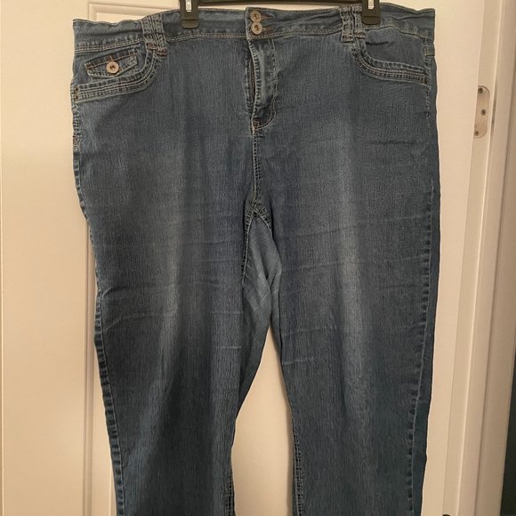 Roz & Ali Denim - Roz and Ali Plus Size Light Washed Denim Capris